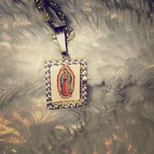 Rosa de Guadalupe platinum chain
